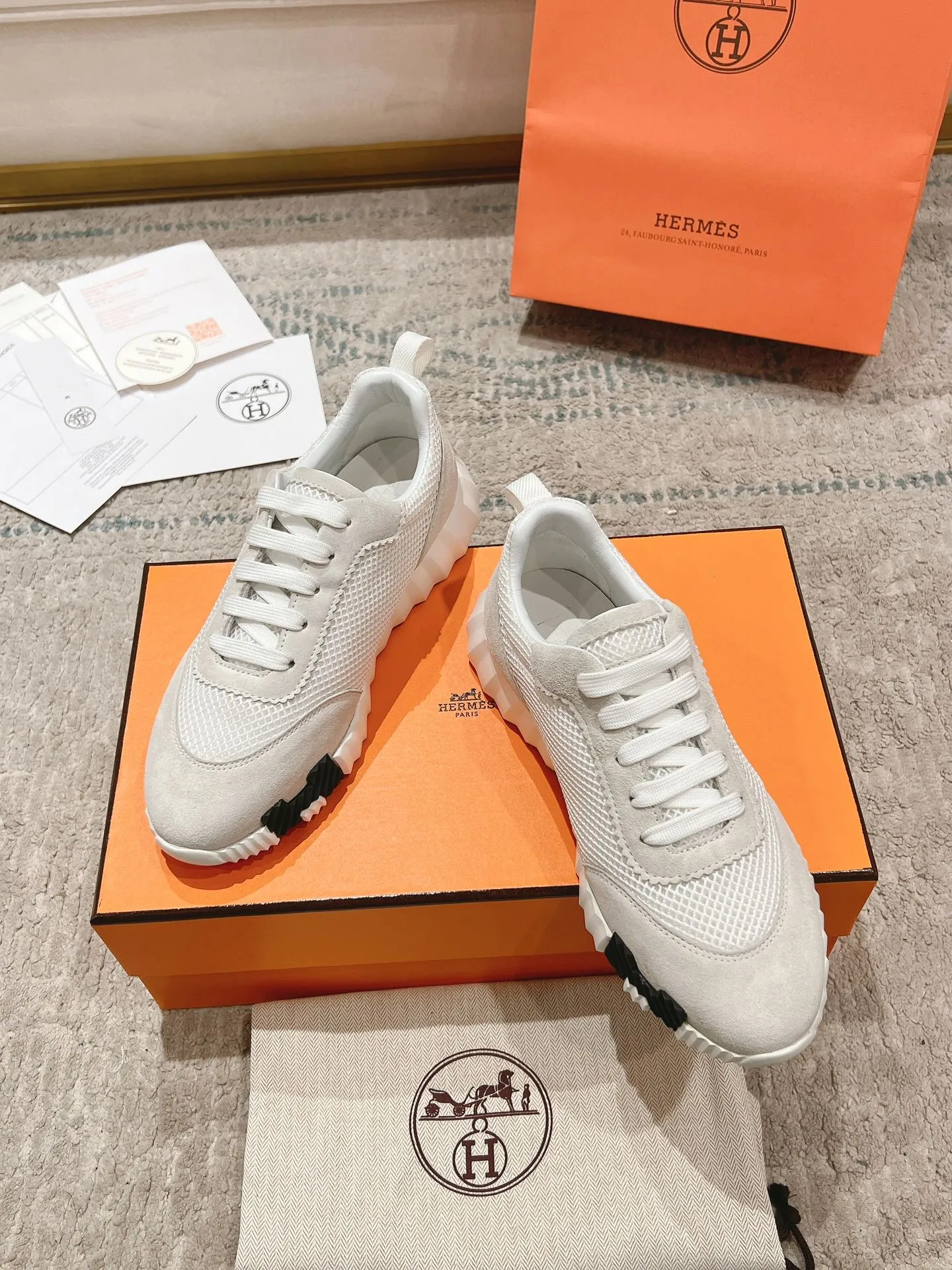 👟👟Ex-factory price 640👟👟 ‼ ️Top version 2024ss Hermès/Hermès new arrival in early autumn, casual shoes for couples👟Color-blocking design MM style, advanced fashion, simple and advanced, casual matching, very light and comfortable on the feet 🔘Upper: suede/cowhide 🔘Inner: sheepskin 🔘Outsole: original PU foam molding outsole 🔘Number of sizes: Women’s size 35-42 (40.41.42, custom made, non-refundable) Men’s size 39-46 (45.46, custom made, non-refundable) 🎁Original exquisite packaging